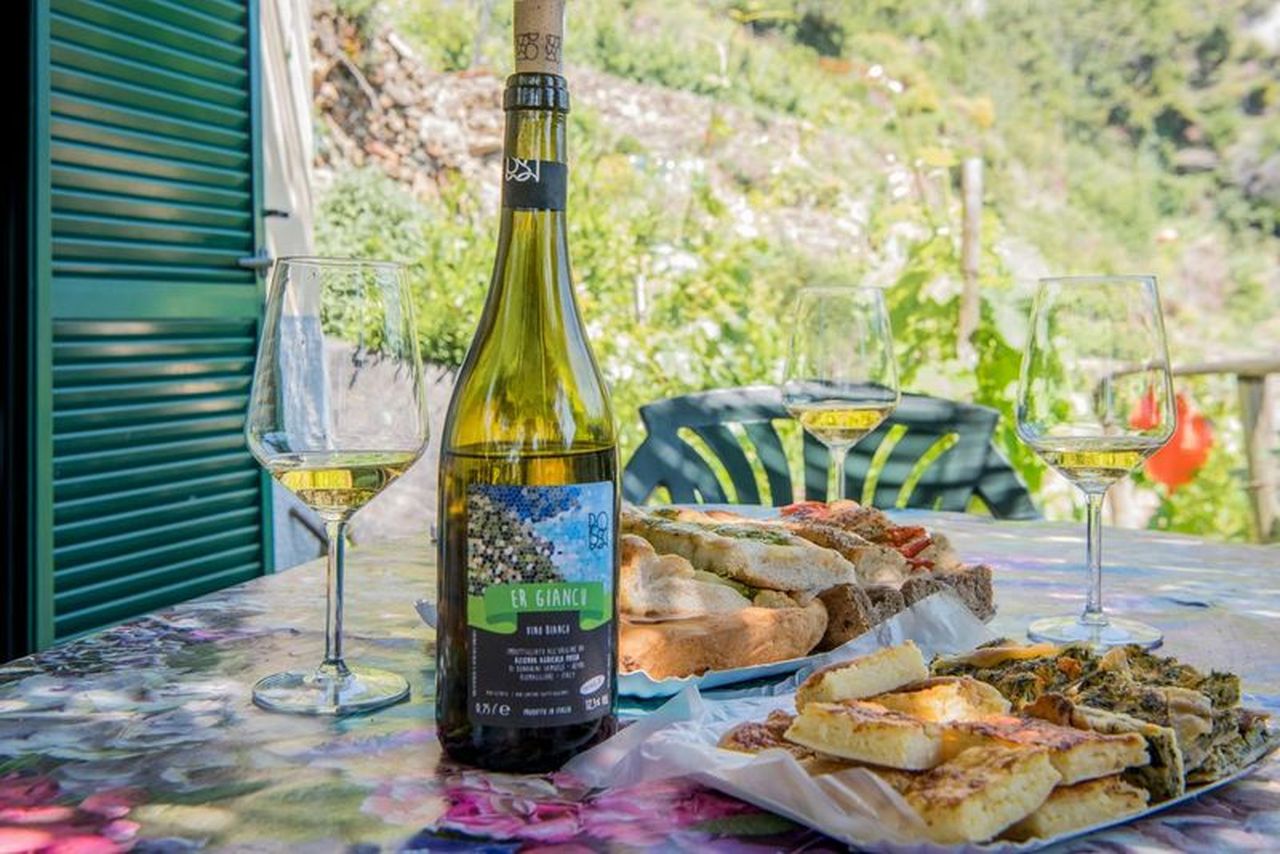 Winetasting with focaccia at the Possa vineyard