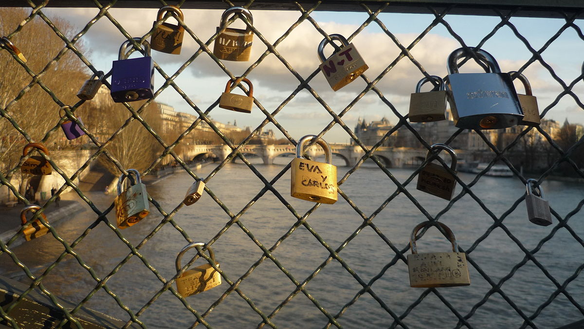 Paris removing all 'love locks' from Pont des Arts bridge