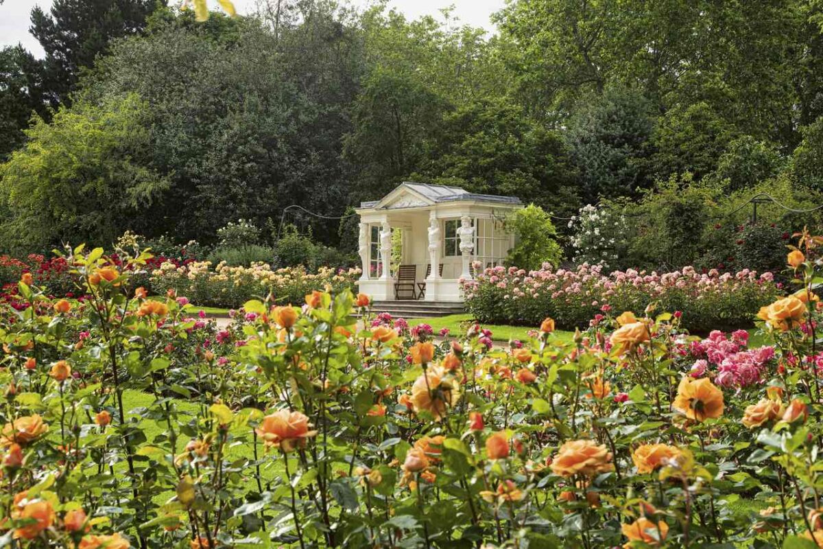 the-buckingham-palace-gardens-now-open-to-visitors