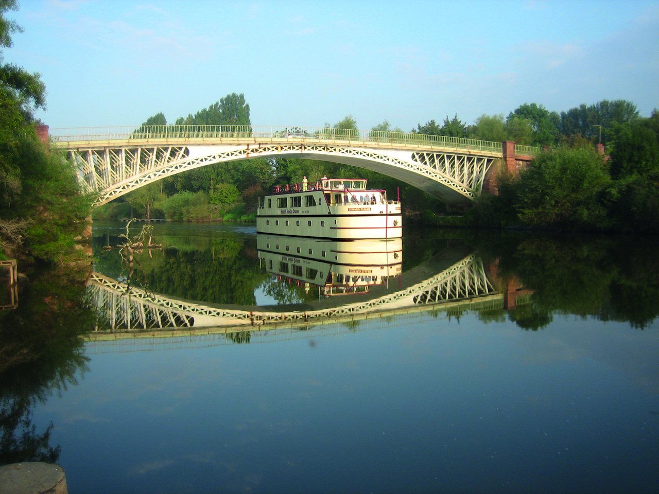 Cruise passing Holt Worcestershire