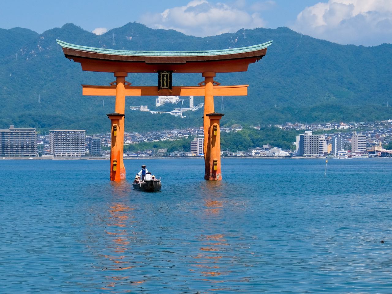 Itsukushima Shrine : Torii Gate with pilgrims