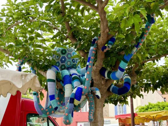 Torreilles-crocheted octopus overlooking the market